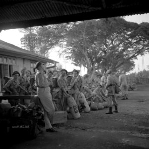 Militairen in Butterworth in afwachting van de havenstoombootjes die ze naar de , Bestanddeelnr 255-8323