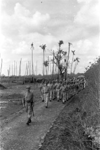 Militairen op weg naar de begraafplaats, Bestanddeelnr 104-3-1