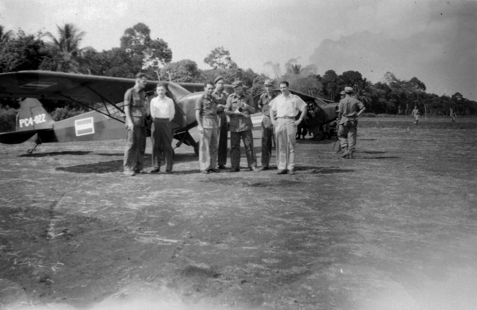 Militairen en twee burgers bij twee Piper L-4 Cubs Grashoppers, Bestanddeelnr 8330