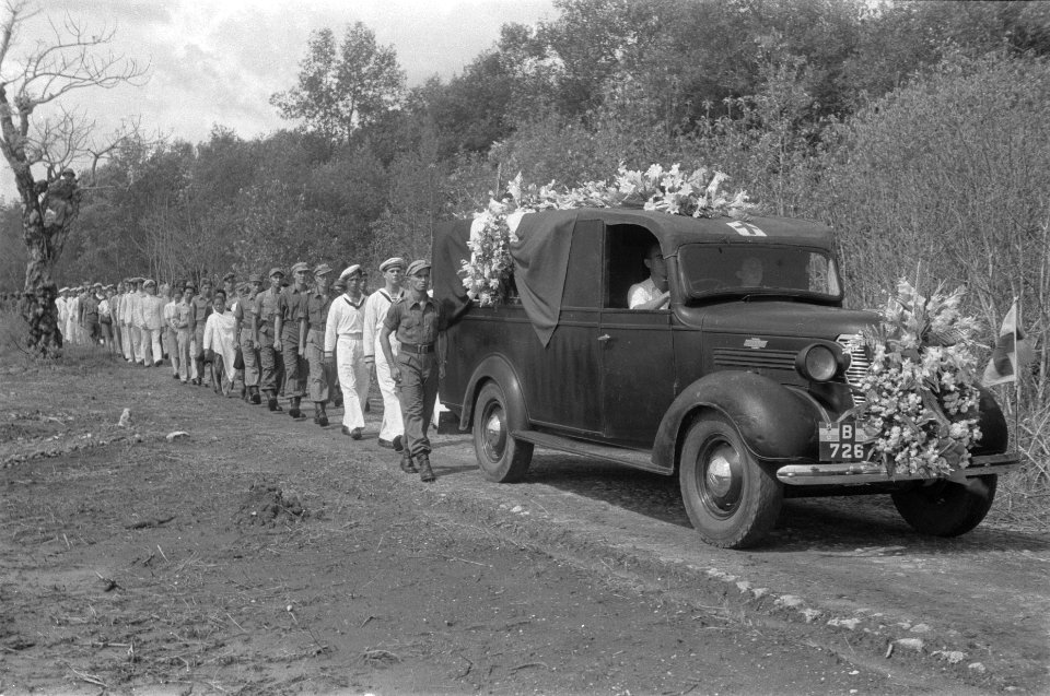 Militairen en nabestaanden achter de lijkwagen, Bestanddeelnr 104-3-3