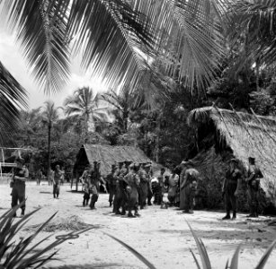 Militairen in het Indianendorp Matta in Suriname, Bestanddeelnr 252-6378