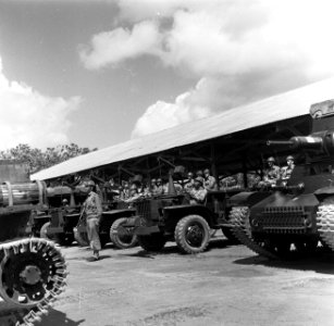 Militaire voertuigen op het kazerneterrein bij een militaire parade in Paramarib, Bestanddeelnr 252-6341