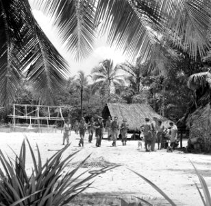 Militairen in het Indianendorp Matta in Suriname, Bestanddeelnr 252-6377