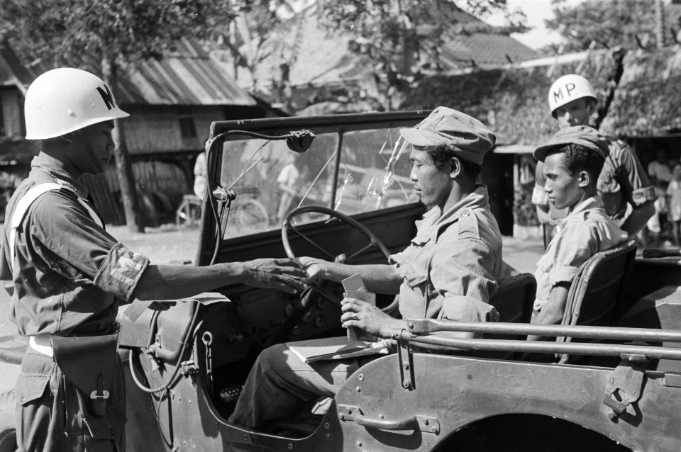 Militaire Politie controleert de papieren van twee KNIL-militairen in een jeep, Bestanddeelnr 1518-5-1