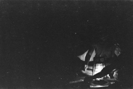 Militairen lezen bij het licht van een stormlamp, Bestanddeelnr 189-6-4