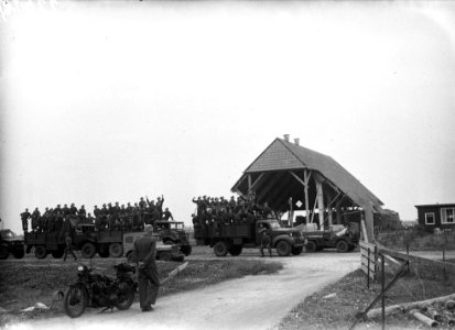 Militairen ingezet bij de oogst in Wieringermeer, Bestanddeelnr 902-2674