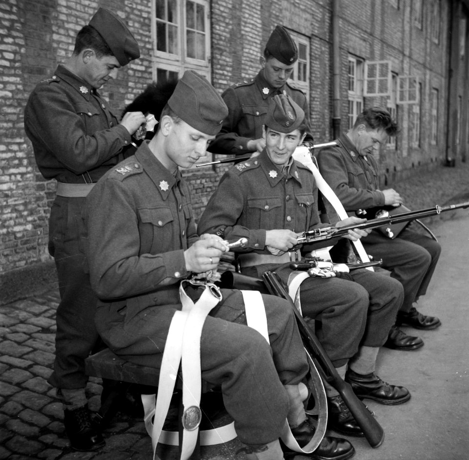 Militairen in de kazerne bezig met onderhoud van hun uitrusting na de aubade ter, Bestanddeelnr 252-8724 photo