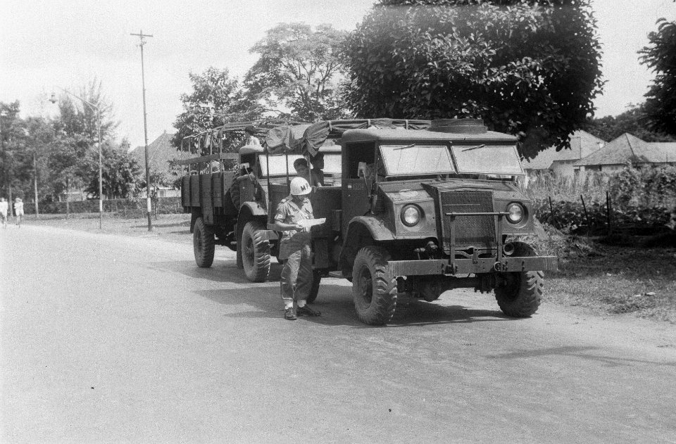 Militaire politieman controleert papieren van een legertruck, Bestanddeelnr 7283