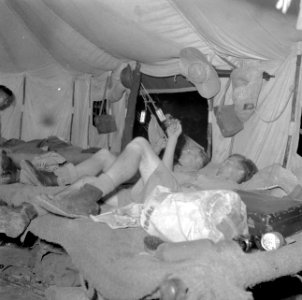 Militairen in hun tent in een militair kamp op Malakka, Bestanddeelnr 255-8369