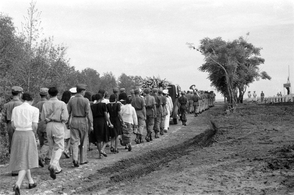 Militairen en nabestaanden achter de lijkwagen, Bestanddeelnr 104-3-4