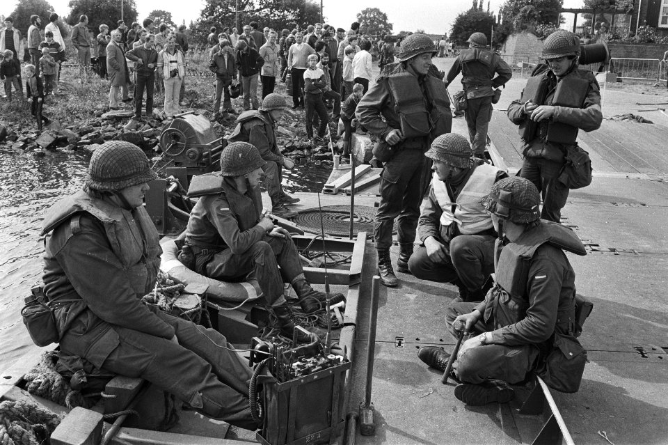 Militairen en publiek bij de oefening, Bestanddeelnr 932-7054
