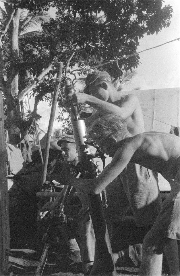 Militairen laden een mortier, Bestanddeelnr 1-5-3