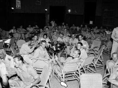 Militairen en vrouwen in de onderofficiers soos, Bestanddeelnr 13183
