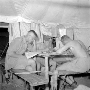 Militairen in hun tent in kamp Morib Beach op Malakka, Bestanddeelnr 255-8370