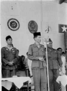 Militairen spreken een bijeenkomst toe. Links generaal Raden Soedirman (ca. 1946, Bestanddeelnr 12218