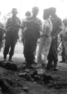 Militairen van een patrouille controleren de papieren van een Indonesische man, Bestanddeelnr 10711