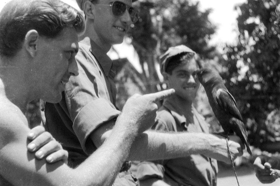 Militairen spelen met een inheemse vogel (een soort parkiet), Bestanddeelnr 232