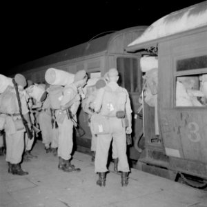 Militairen stappen in de trein voor de reis van Ipoh naar Butterworth, Bestanddeelnr 255-8211