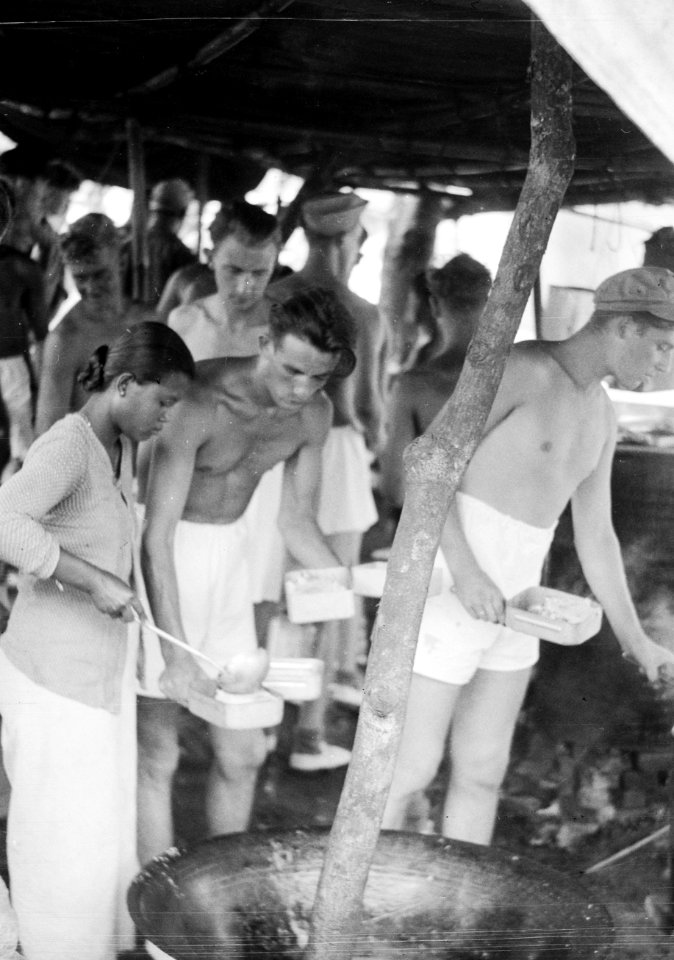 Militairen met hun messtin in de rij voor hun maaltijd, Bestanddeelnr 10700