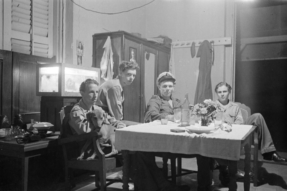 Militairen van de T-Brigade ontspannen zich, Bestanddeelnr 177-1-3