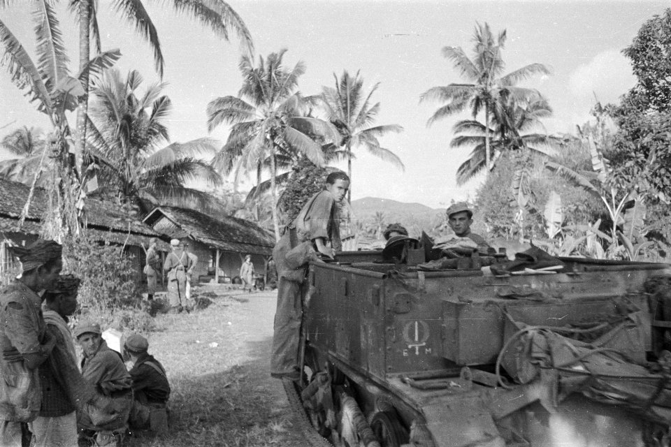 Militairen van de 7 December Divisie in een Universal Carrier, Bestanddeelnr 315-2-4