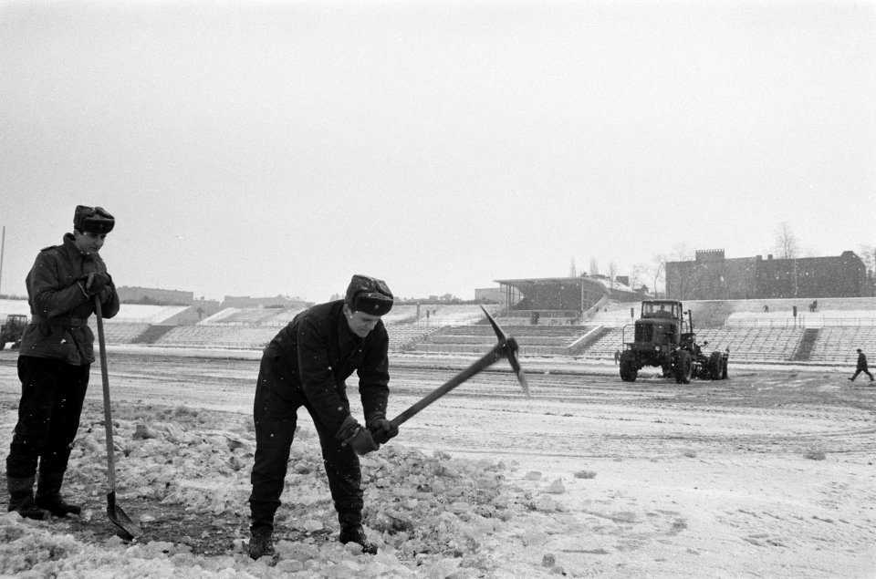 Militairen maken met houwelen en sneeuwruimers het Ulbricht Stadion in O-Berlijn, Bestanddeelnr 923-3102