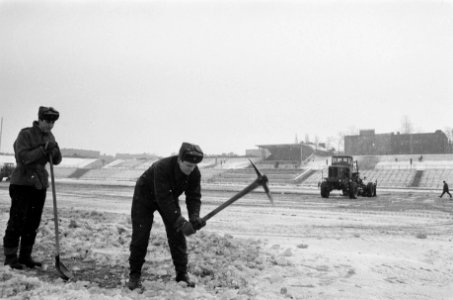 Militairen maken met houwelen en sneeuwruimers het Ulbricht Stadion in O-Berlijn, Bestanddeelnr 923-3102