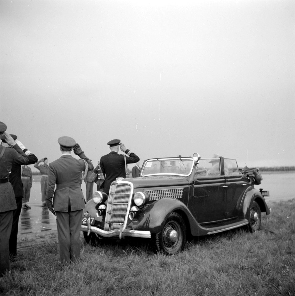 Militairen salueren bij de aankomst van koningin Wilhelmina, Bestanddeelnr 255-7708