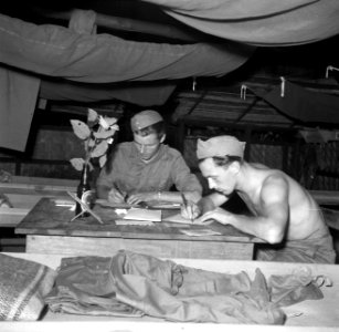 Militairen schrijven brieven in hun kampement in de buurt van Zanderij in Surina, Bestanddeelnr 252-6392