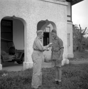 Militairen voor een gebouw (Malakka), Bestanddeelnr 255-8380