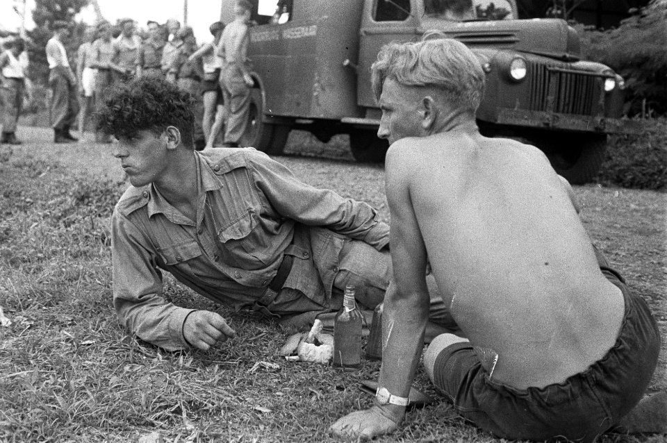 Militairen liggen in het gras, Bestanddeelnr 2245