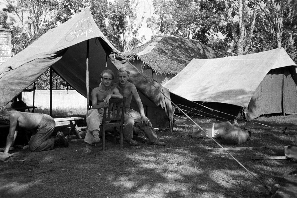 Militairen voor een tent met het opscrift 3e Sec. Schoon Parijs, Bestanddeelnr 264-2-1