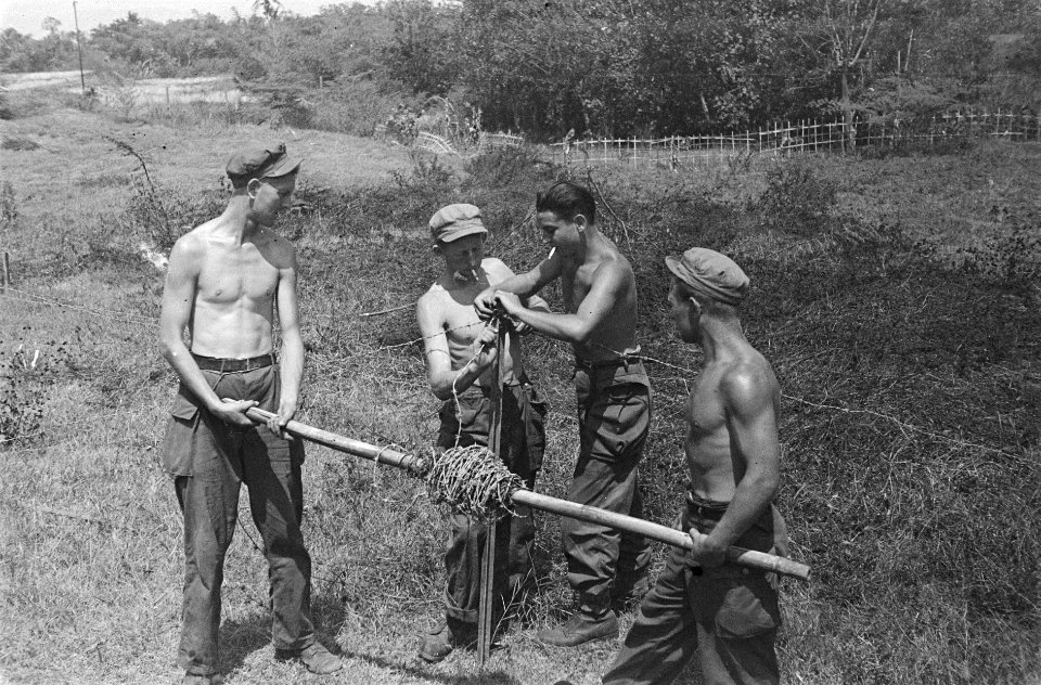 Militairen maken een afrastering van prikkeldraad, Bestanddeelnr 39-3-4