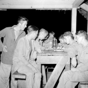 Militairen s avonds in kamp Morib Beach op Malakka, Bestanddeelnr 255-8358