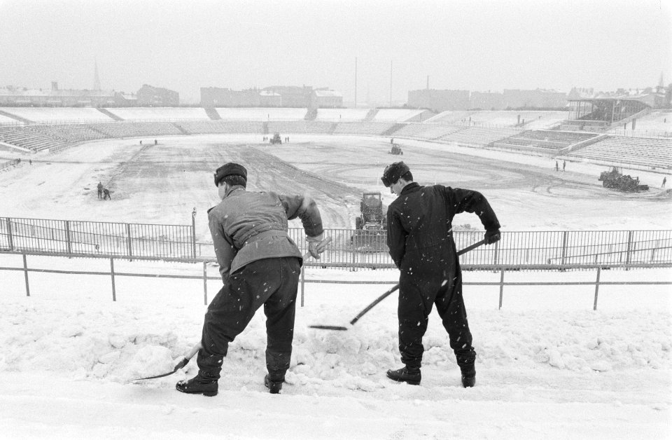 Militairen maken met houwelen en sneeuwruimers het Ulbricht Stadion in O-Berlijn, Bestanddeelnr 934-6545