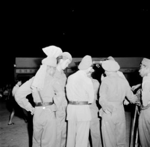 Militairen met Brits-Indische collega's in het Jubilee Park in Ipoh, Bestanddeelnr 255-8265