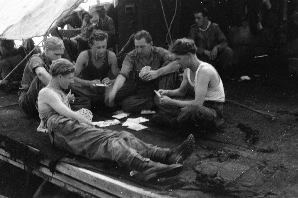 Militairen tijdens een pauze aan het kaarten op een schip of vlonder, Bestanddeelnr 2368