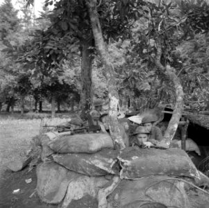 Militairen met brengun in een wachtpost bij de militaire basis, Bestanddeelnr 255-8277