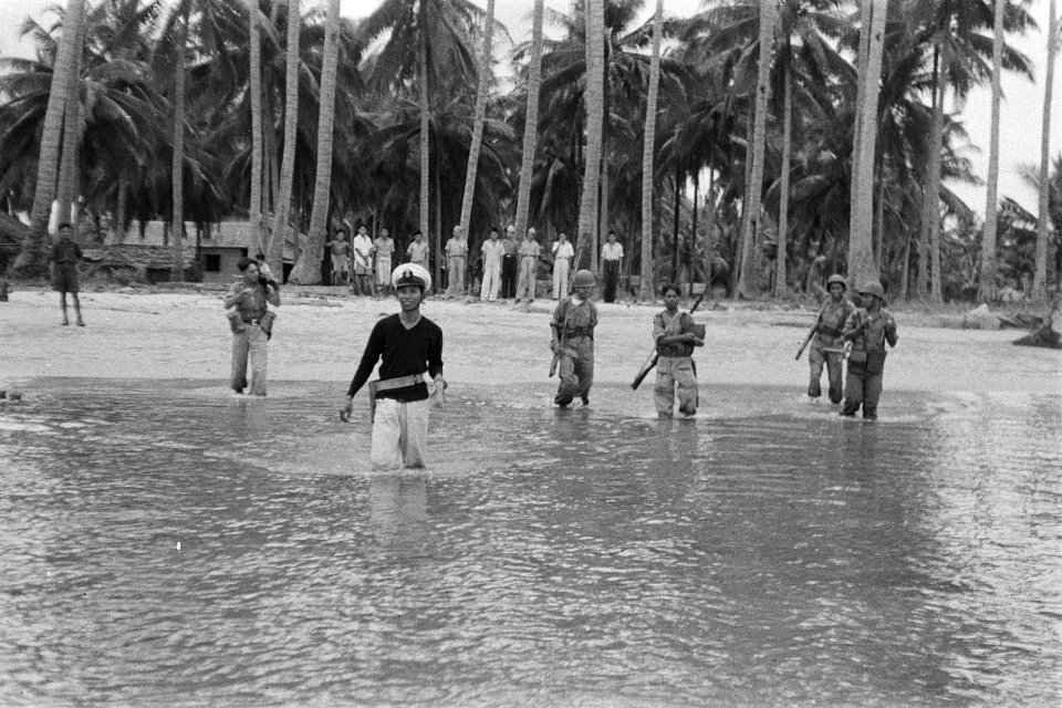 Militairen waden door de zee naar de sloep, Bestanddeelnr 191-5-3