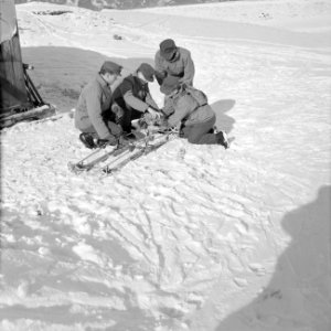 Militairen maken een slede van ski's en skistokken, Bestanddeelnr 254-4394