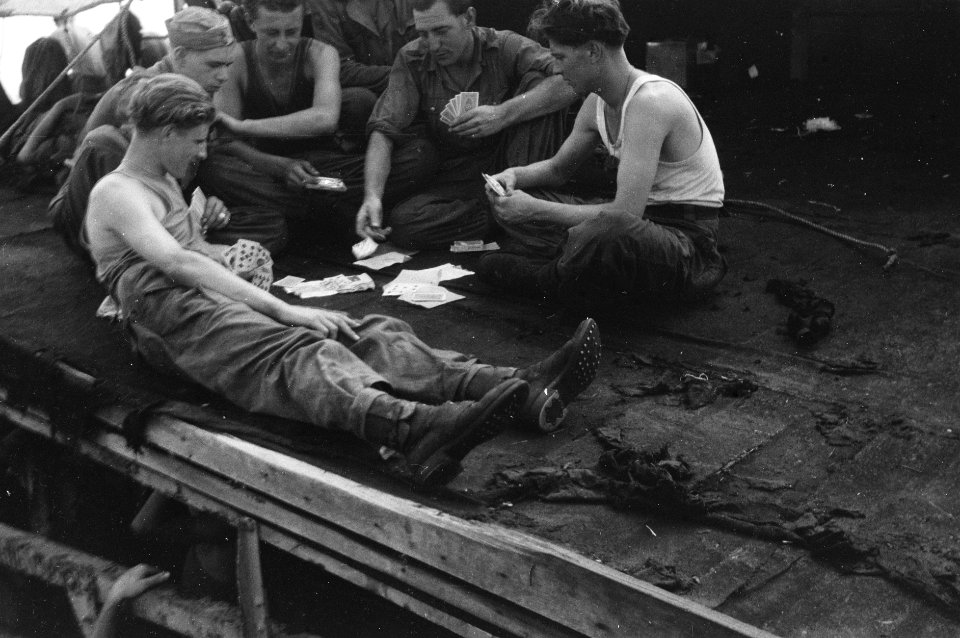 Militairen tijdens een pauze aan het kaarten op een schip of vlonder, Bestanddeelnr 2369