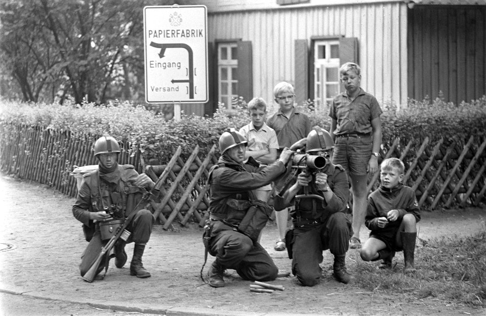 Militairen met pantserafweergeschut met toeschouwende kinderen, Bestanddeelnr 921-5840