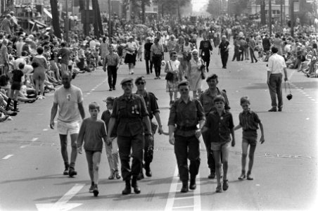 Militairen met kinderen aan de hand, Bestanddeelnr 922-6422