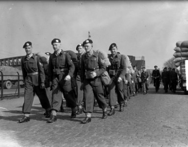 Militairen uit Amersfoort naar Indonesie. Naar het station, Bestanddeelnr 903-2830