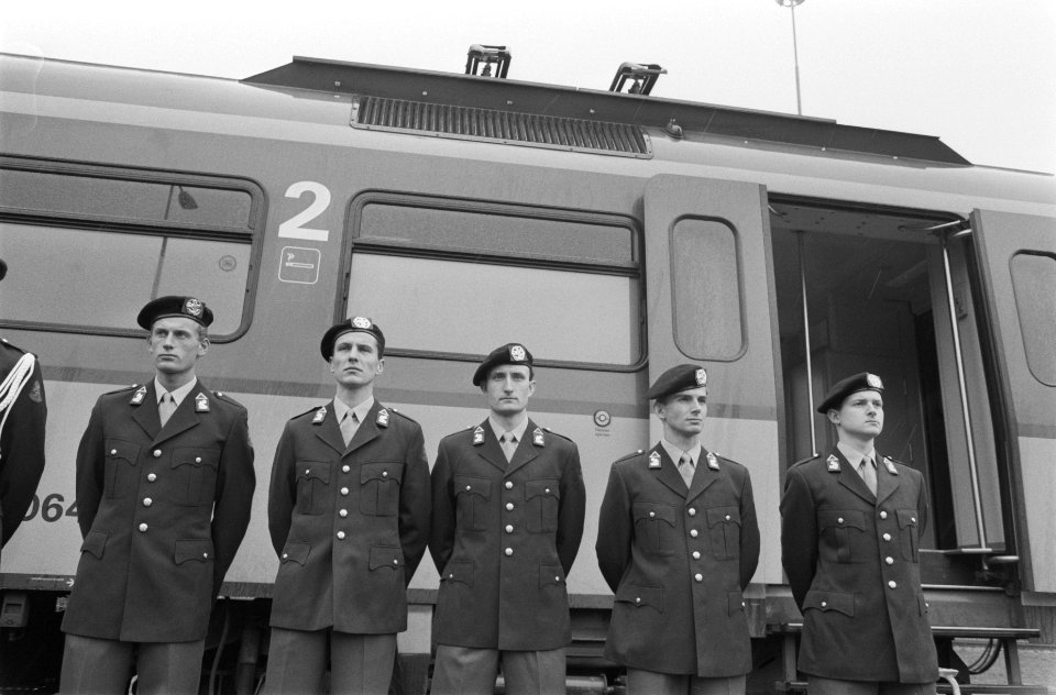 Militairen staan voor een trein, Bestanddeelnr 934-4229