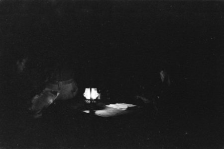 Militairen lezen bij het licht van een stormlamp, Bestanddeelnr 189-6-2