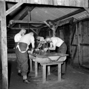 Militairen wassen en scheren zich, Bestanddeelnr 255-9401