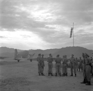 Militairen op het vliegveld van Padang, Bestanddeelnr 255-6746