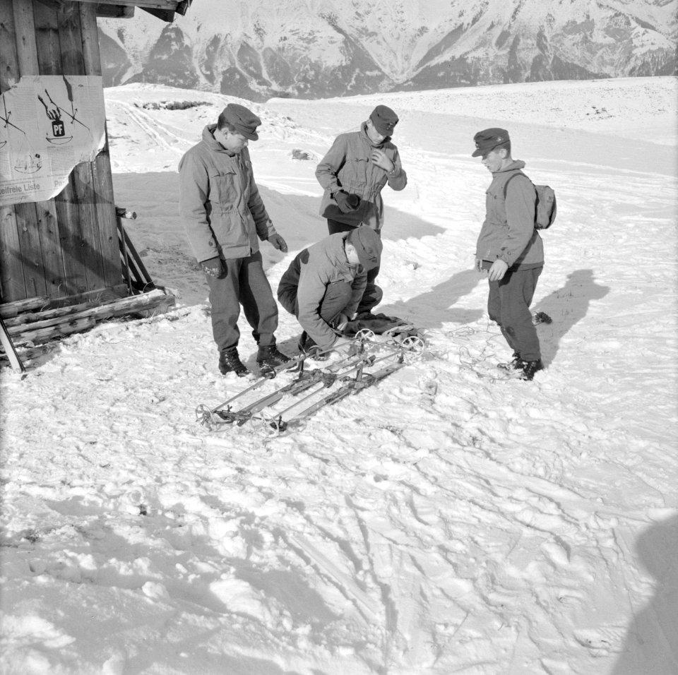 Militairen maken een slede van ski's en skistokken, Bestanddeelnr 254-4395