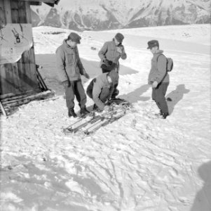 Militairen maken een slede van ski's en skistokken, Bestanddeelnr 254-4395